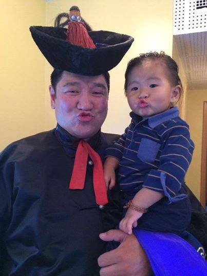 Жүжигчин М.Баярмагнайгийн бяцхан “хуулбар” аавынхаа үнэнч фэн нь болжээ